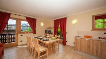 Apartamento família, vários quartos, ao lado da montanha (Sponda Ski in- Ski out 50m) | Sala de jantar