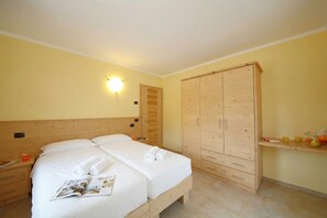 Family Apartment, Multiple Bedrooms, Mountainside (Sole Ski in- Ski out 50m) | 2 bilik tidur, Wi-fi percuma, cadar katil 