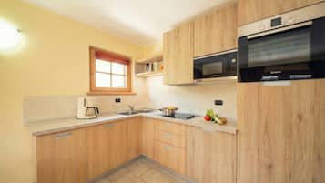 Apartamento família, vários quartos, ao lado da montanha (Sole Ski in- Ski out 50m) | Cozinha privada | Geladeira, micro-ondas, fogão, cooktop