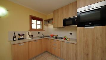 Apartamento família, vários quartos, ao lado da montanha (Sole Ski in- Ski out 50m) | Cozinha privada | Geladeira, micro-ondas, fogão, cooktop