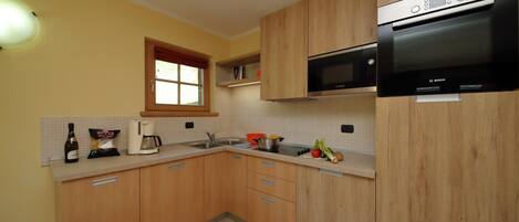 Family Apartment, Multiple Bedrooms, Mountainside (Sole Ski in- Ski out 50m) | Private kitchen | Fridge, microwave, oven, stovetop