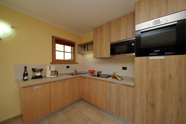 Family Apartment, Multiple Bedrooms, Mountainside (Sole Ski in- Ski out 50m) | Private kitchen | Fridge, microwave, oven, stovetop
