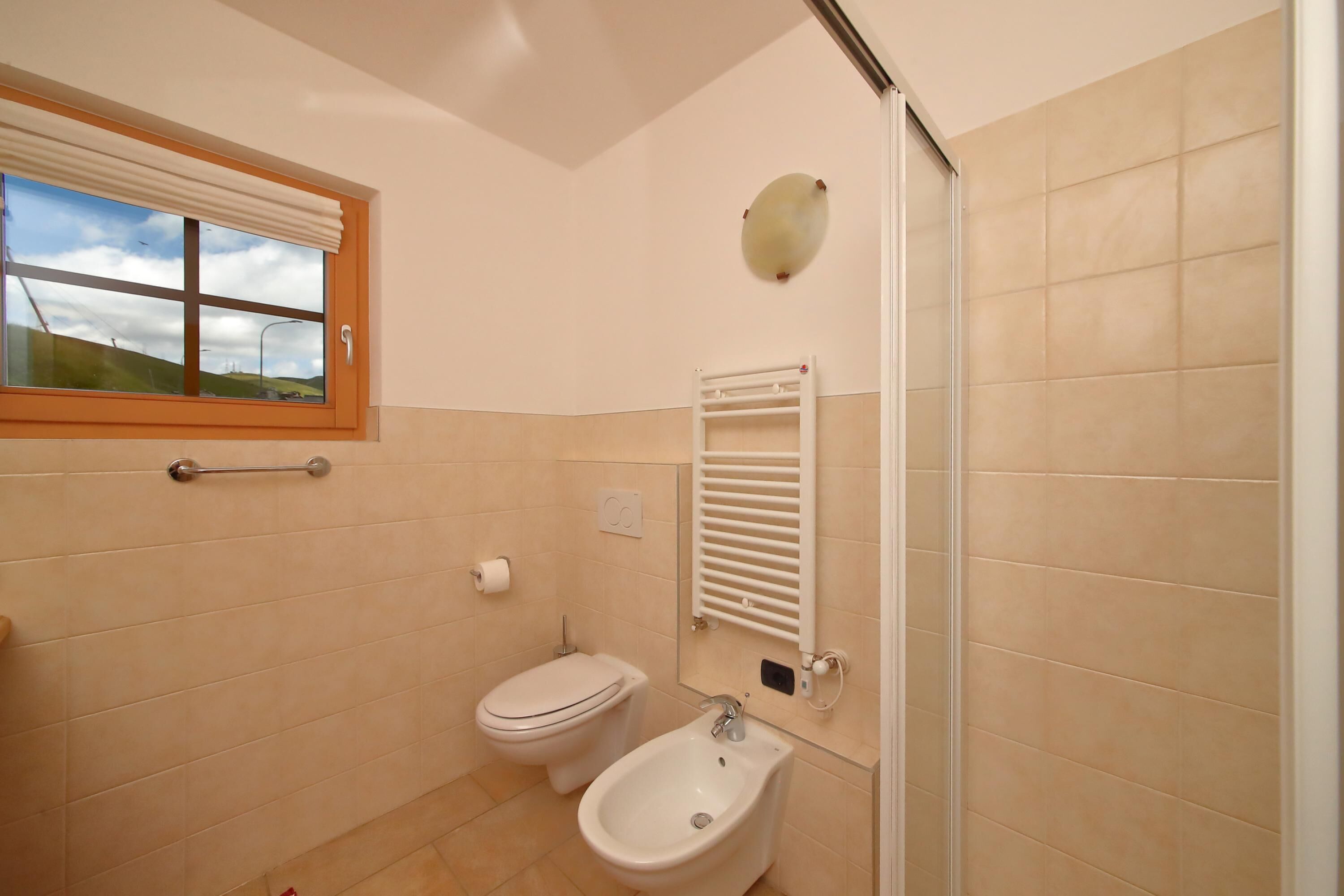Familienapartment, Mehrere Schlafzimmer, Bergseite (Sole Ski in- Ski out 50m) | Badezimmer | Dusche, Regendusche, Bidet, Handtücher