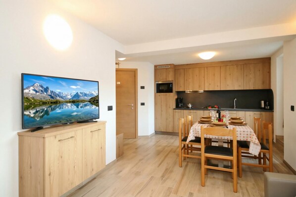 Family Apartment, Multiple Bedrooms, 2 Bathrooms (Danubio) | Dining