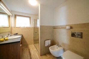 Family Apartment, Multiple Bedrooms, 2 Bathrooms (Danubio) | Bathroom | Shower, rainfall showerhead, bidet, towels