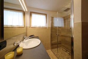 Familienapartment, Mehrere Schlafzimmer, 2 Bäder (Danubio) | Badezimmer | Dusche, Regendusche, Bidet, Handtücher