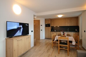 Familienapartment, Mehrere Schlafzimmer, 2 Bäder (Danubio) | Wohnzimmer | 22-Zoll-Flachbildfernseher mit Satellitenempfang, Fernseher