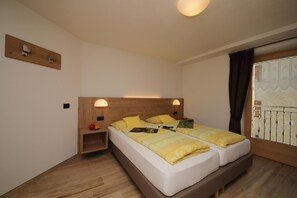 Familienapartment, Mehrere Schlafzimmer, 2 Bäder (Reno) | 2 Schlafzimmer, kostenloses WLAN, Bettwäsche