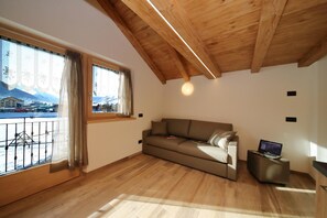 Appartement Familial, plusieurs chambres, 2 salles de bains (Reno) | Coin séjour | Télévision à écran plat de 22 pouces avec chaînes par satellite