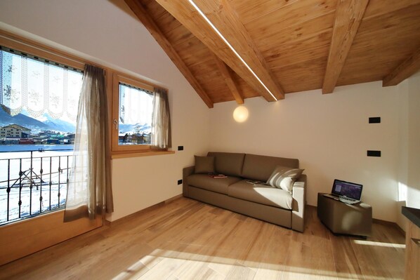 Familienapartment, Mehrere Schlafzimmer, 2 Bäder (Reno) | Wohnbereich