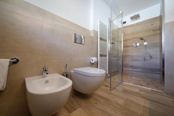 Departamento familiar, varias habitaciones, 2 baños (Reno) | Baño | Regadera, regadera tipo lluvia, bidet, toallas 