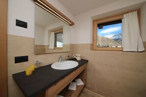 Appartement Familial, 2 chambres, 2 salles de bains (Reno) | Salle de bain | Douche, douche à « effet pluie », bidet, serviettes fournies