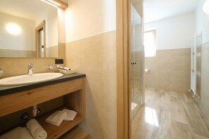 Departamento familiar, varias habitaciones, 2 baños (Reno) | Baño | Regadera, regadera tipo lluvia, bidet, toallas 