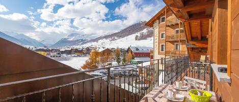 Family Apartment, 2 Bedrooms (Volga) | Outdoor dining