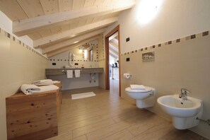Family Apartment, Multiple Bedrooms (Loira) | Bathroom