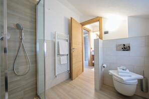 Familienapartment, Mehrere Schlafzimmer (Volga) | Badezimmer | Dusche, Regendusche, Haartrockner, Bidet