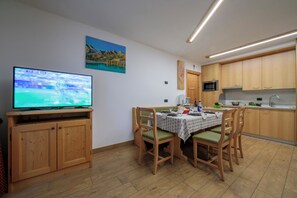 تلفزيون بشاشة مسطحة بحجم 24-بوصة يعرض قنوات فضائية، تلفزيون