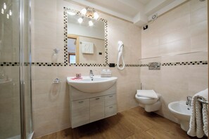 Family Apartment, Multiple Bedrooms, 2 Bathrooms (Tamigi) | Bathroom