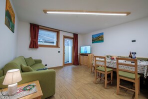 Family Apartment, Multiple Bedrooms, 2 Bathrooms (Tamigi) | Living room | 24-inch flat-screen TV with satellite channels, TV - Tamigi (Livigno)