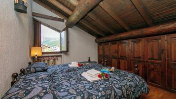 Family Apartment, Multiple Bedrooms, Mountainside (Arianna) | 1 bedroom, free WiFi, bed sheets