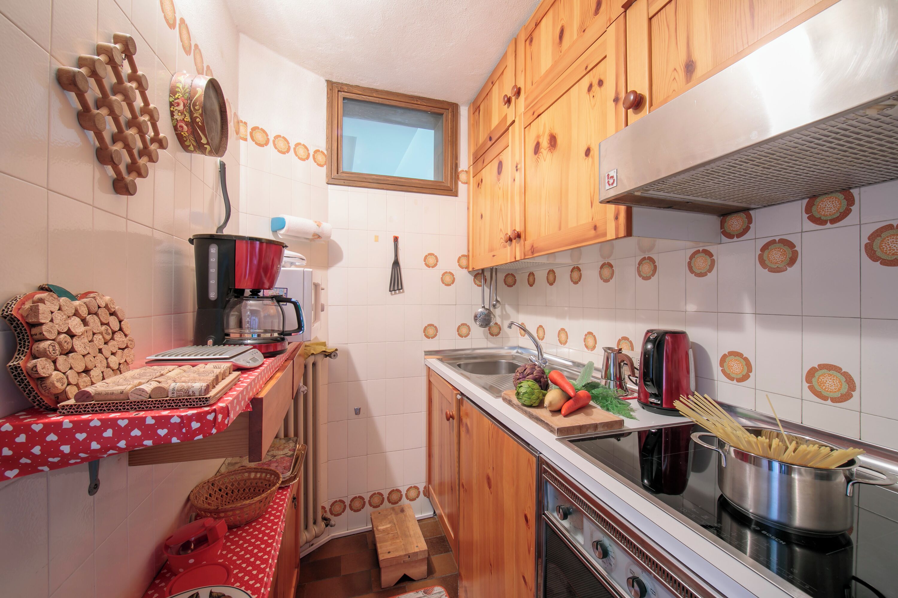 Apartamento família, vários quartos, ao lado da montanha (Arianna) | Cozinha privada | Micro-ondas, fogão, cooktop, cafeteira/chaleira