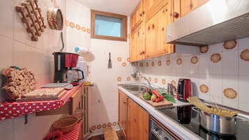 Apartamento família, vários quartos, ao lado da montanha (Arianna) | Cozinha privada | Micro-ondas, fogão, cooktop, cafeteira/chaleira