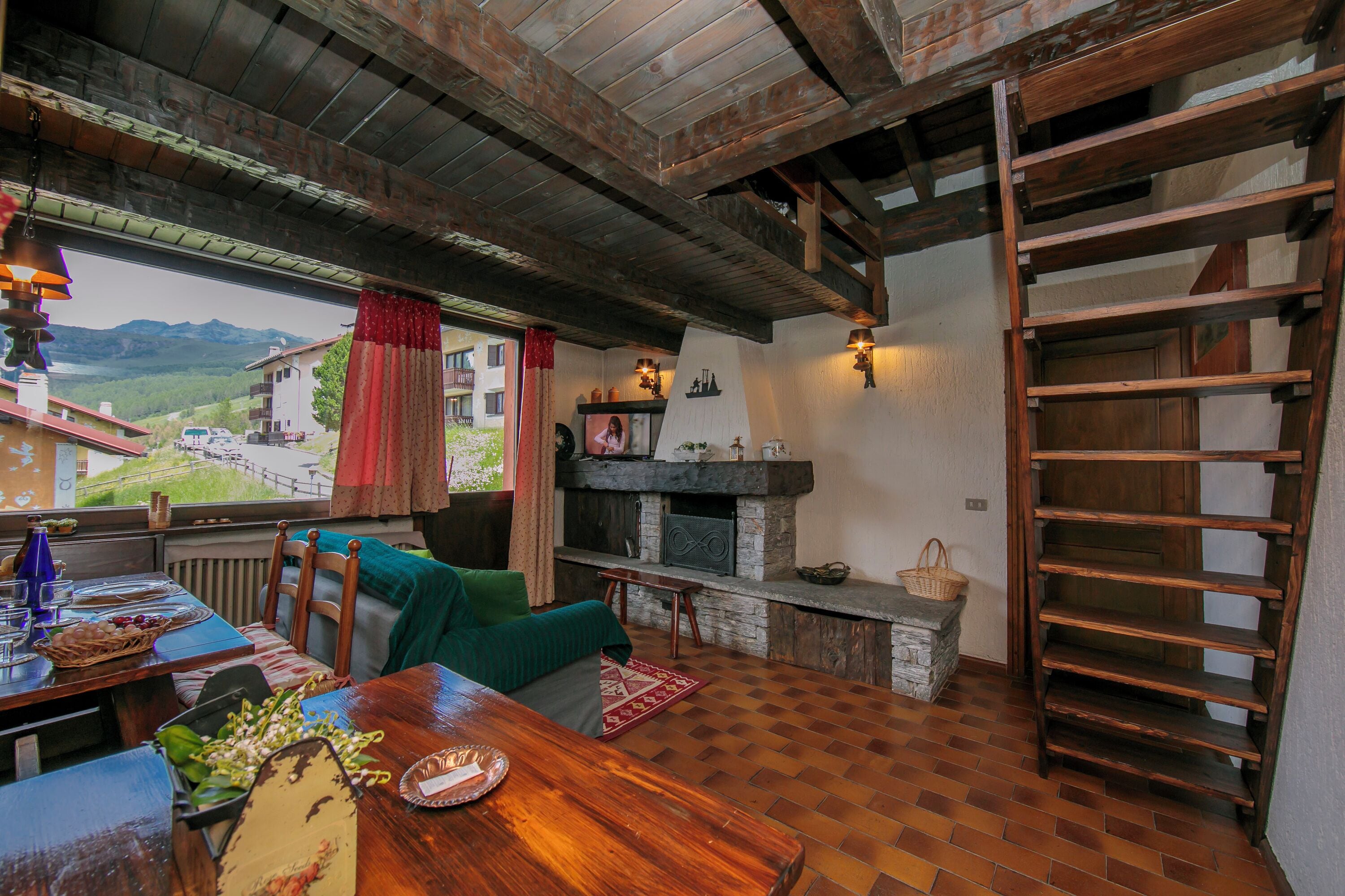 Apartamento família, vários quartos, ao lado da montanha (Arianna) | Sala de estar | TV de tela plana 24 polegadas com canais via satélite, TV, lareira