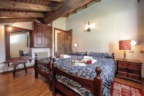 Familienapartment, 1 Schlafzimmer, Bergseite (Arianna) | 1 Schlafzimmer, kostenloses WLAN, Bettwäsche