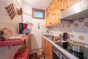 Familienapartment, 1 Schlafzimmer, Bergseite (Arianna) | Eigene Kochnische | Mikrowelle, Ofen, Herdplatte, Wasserkocher mit Kaffee-/Teezubehör