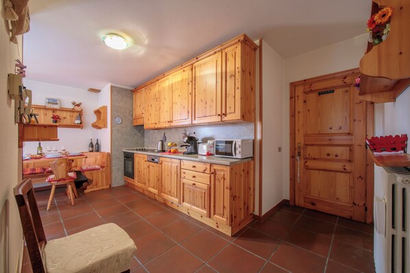 Appartamento familiare, camere multiple, 2 bagni (Martina Ski in - Ski out 50m) | Cucina privata | Microonde, forno, piano cottura, lavastoviglie