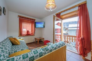 Familienapartment, 2 Schlafzimmer, 2 Bäder (Martina Ski in - Ski out 50m) | Wohnzimmer | 24-Zoll-Flachbildfernseher mit Satellitenempfang, Fernseher