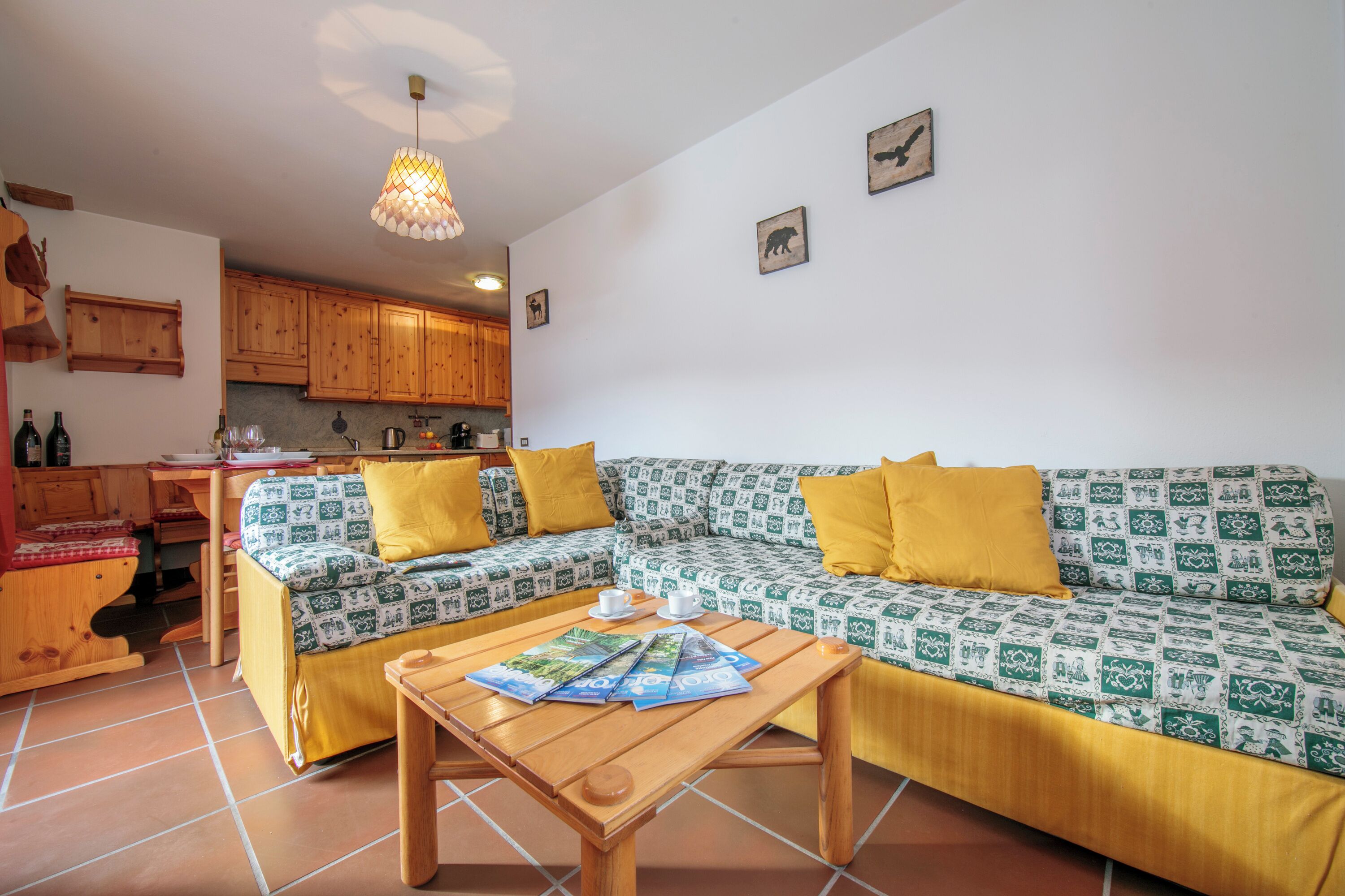 Apartamento família, 2 quartos, 2 banheiros (Martina Ski in - Ski out 50m) | Área de estar | TV de tela plana 24 polegadas com canais via satélite, TV