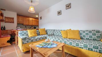 Apartamento família, 2 quartos, 2 banheiros (Martina Ski in - Ski out 50m) | Área de estar | TV de tela plana 24 polegadas com canais via satélite, TV