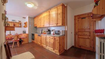 Apartamento família, 2 quartos, 2 banheiros (Martina Ski in - Ski out 50m) | Cozinha privada | Cafeteira/chaleira, micro-ondas, fogão, cooktop