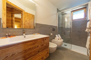 Appartement familial, 1 chambre, four Ă micro-ondes (Marlies Ski in - Ski out 50m) | Salle de bain | Douche, douche cascade, bidet, serviettes fournies