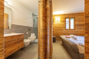 Familie appartement, meerdere slaapkamers (Marlies Ski in - Ski out 50m) | Badkamer | Een douche, een regendouche, een bidet, handdoeken