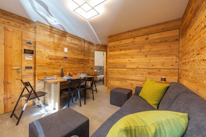 Familienapartment, Mehrere Schlafzimmer (Marlies Ski in - Ski out 50m) | Wohnbereich | 24-Zoll-Flachbildfernseher mit Satellitenempfang, Fernseher