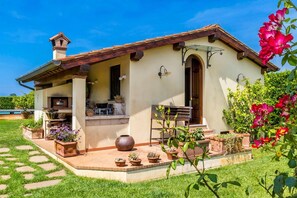 Perhehuvila, useita makuuhuoneita (Villa Pallina With Pool) | Terassi/patio