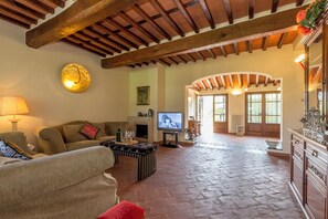 Villa Familiale, plusieurs chambres (Villa Pallina With Pool) | Coin séjour | Télévision à écran plat de 24 pouces avec chaînes numériques, télévision