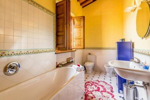 Family Villa, Multiple Bedrooms (Villa Pallina With Pool) | Bathroom