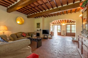 Perhehuvila, useita makuuhuoneita (Villa Pallina With Pool) | Oleskelualue | 24–tuumainen taulutelevisio, jossa digitaalikanavat