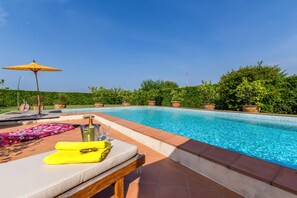 Villa familiar, varias habitaciones (Villa Pallina With Pool) | Alberca | Alberca al aire libre por temporada 