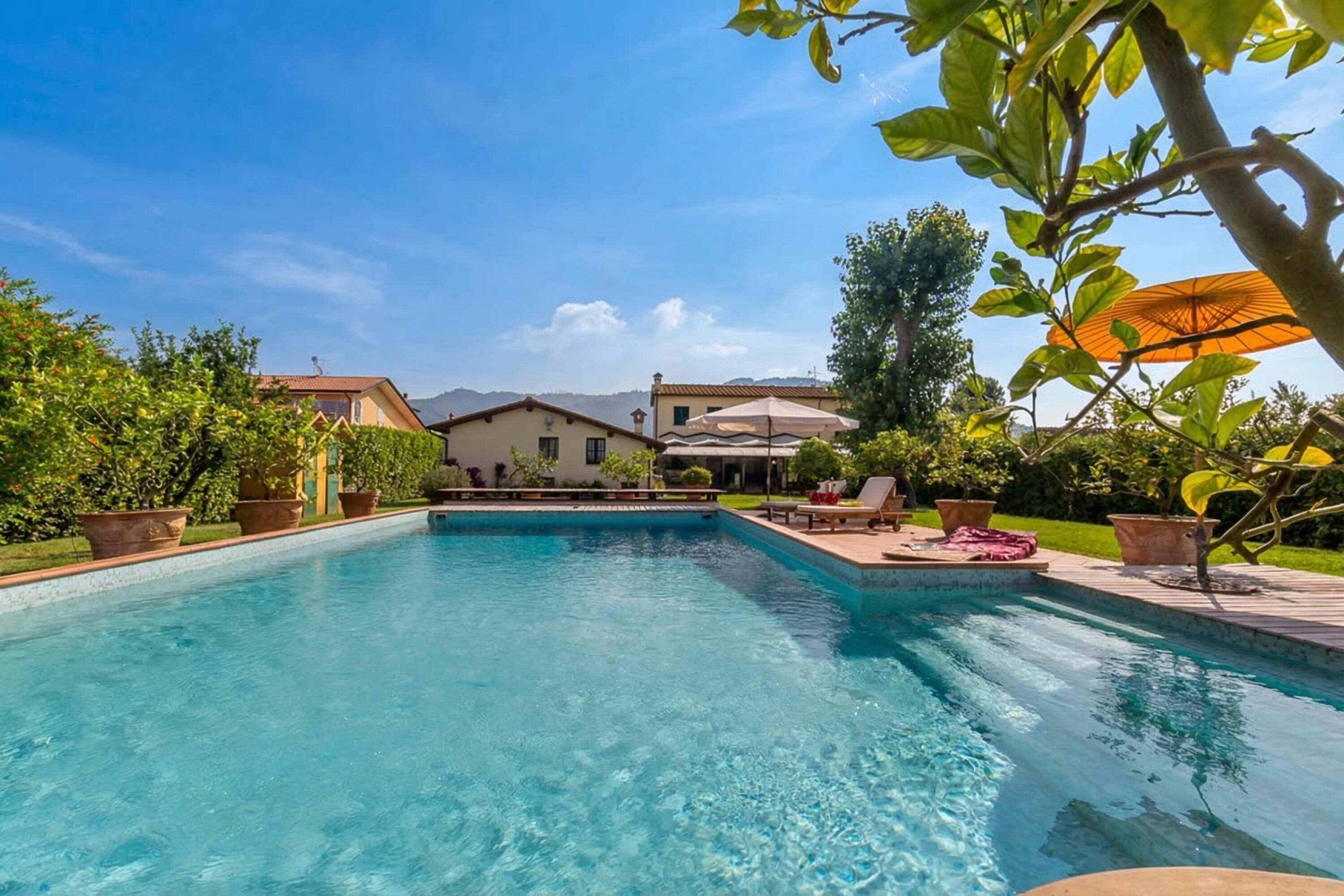 Familie villa, meerdere slaapkamers (Villa Pallina With Pool) | Zwembad | Een seizoensgebonden buitenzwembad