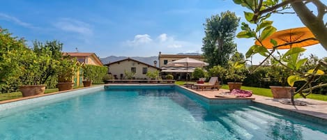 Familjevilla - flera sovrum (Villa Pallina With Pool) | Pool | En säsongsöppen utomhuspool