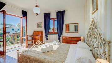 2 dormitorios, tabla de planchar con plancha, ropa de cama