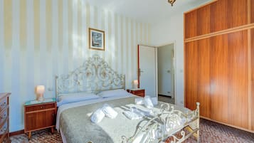 2 bedrooms, iron/ironing board, bed sheets