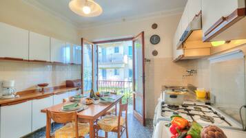 Casa familiar, 2 habitaciones, balcón, junto a la montaña (Casa Vittoria 800m from sea) | Cocina privada | Cafetera y tetera, refrigerador con congelador, microondas y horno