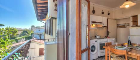 Family House, 2 Bedrooms, Mountainside (Casa Vittoria 800m from sea) | Balkoni