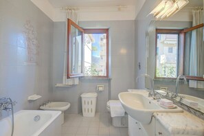 Maison Familiale, plusieurs chambres, côté montagne (Casa Vittoria 800m from sea) | Salle de bain