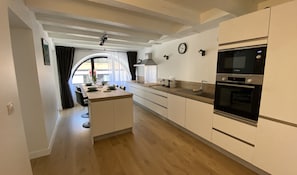 Een koelkast, een magnetron, een oven, een kookplaat